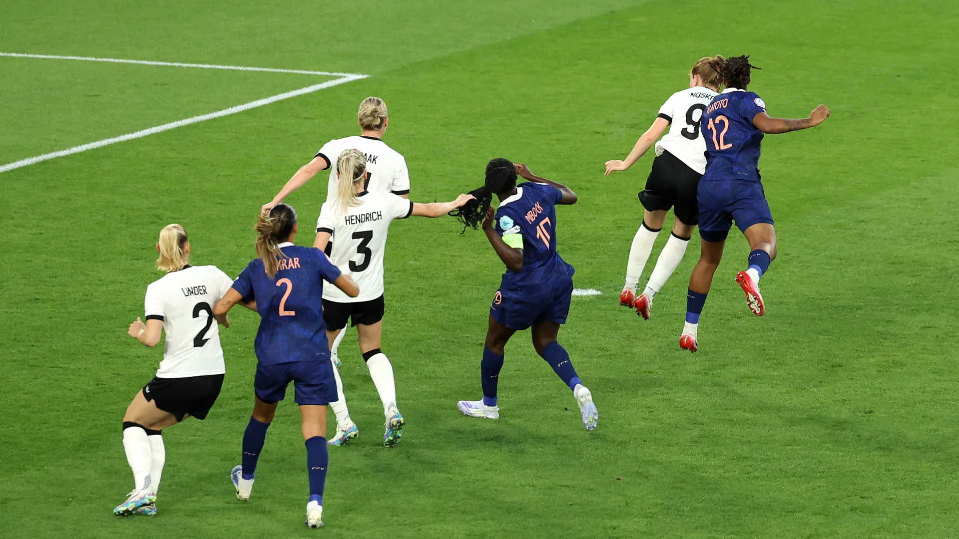 Un gesto folle che però l'arbitro non ha visto inizialmente
