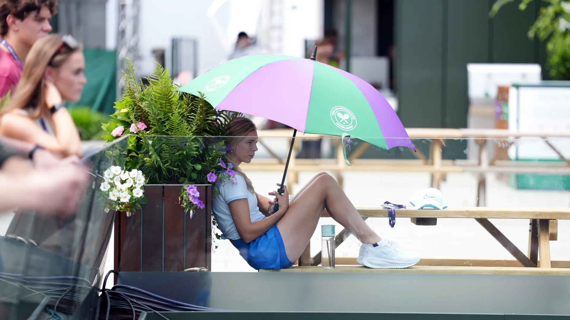 La tennista ha provato a ripararsi dal sole con un ombrello per assistere al match del suo Alex de Minaur
