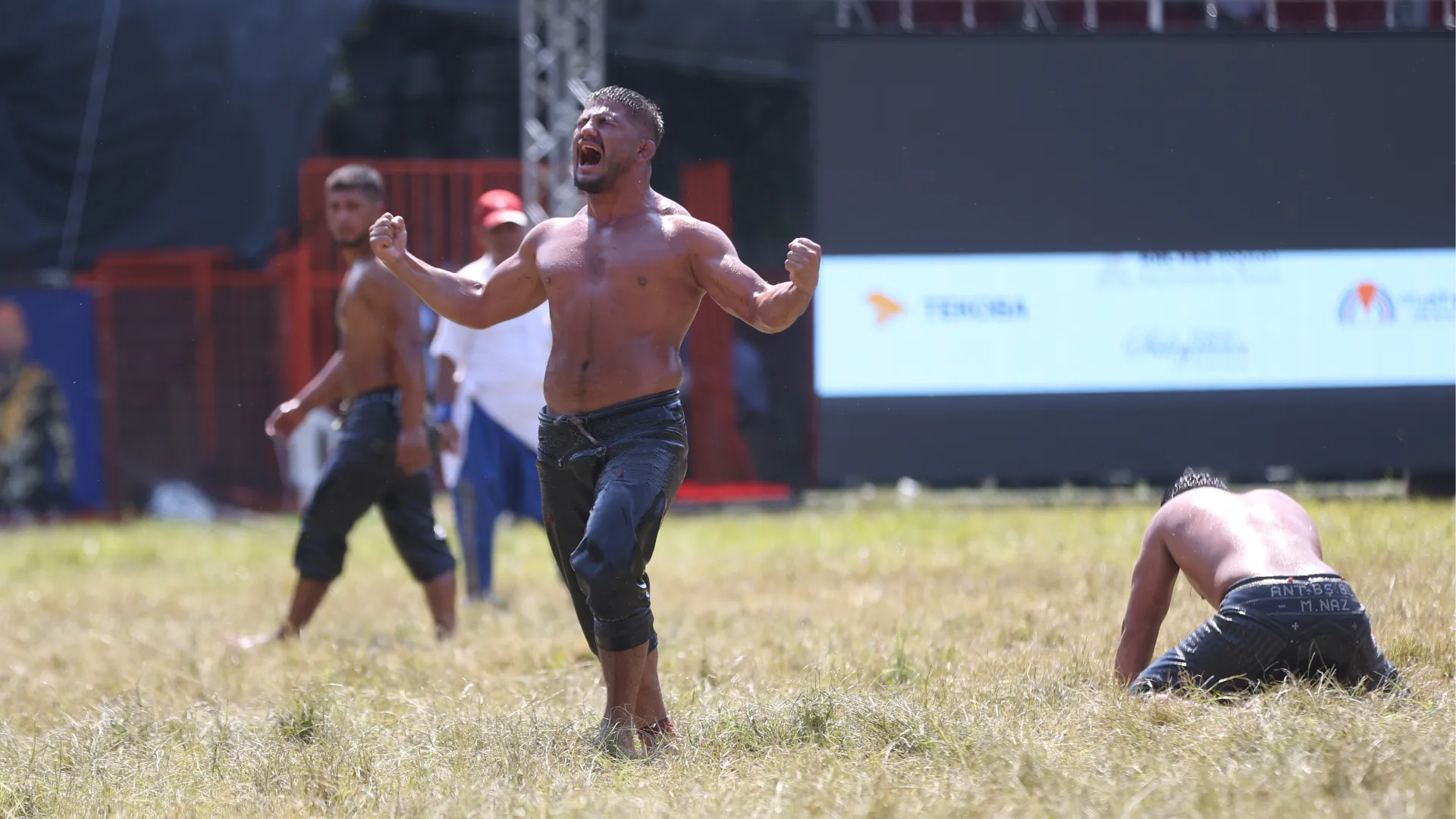 L'incontro inizia con una cerimonia coreografica chiamata pesrev, accompagnata da strumenti tradizionali come la zurna e il davul
