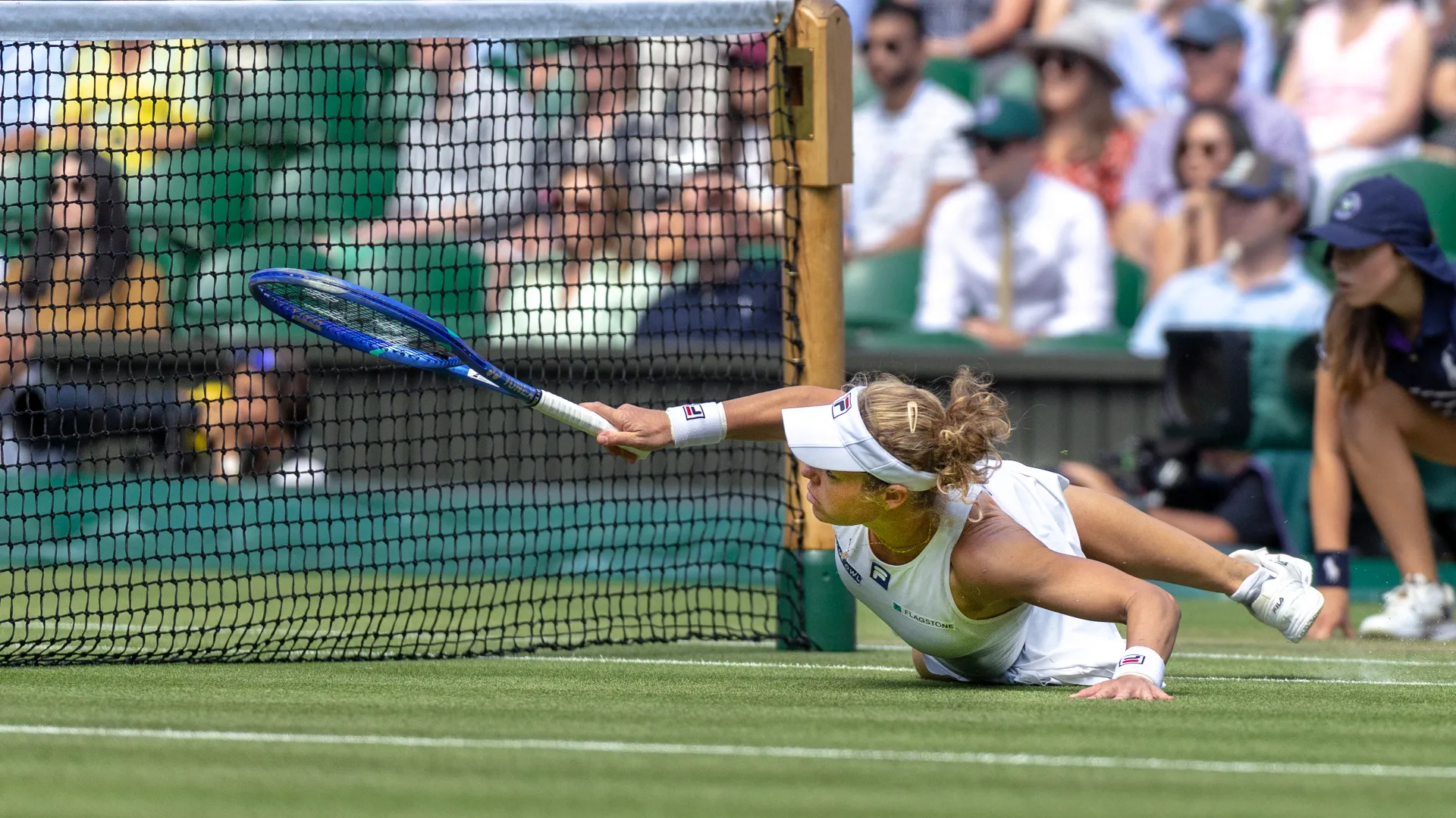 Nel tentativo di intercettare la pallina, Laura Siegemund ha perso l'equilibrio ed è finita a terra
