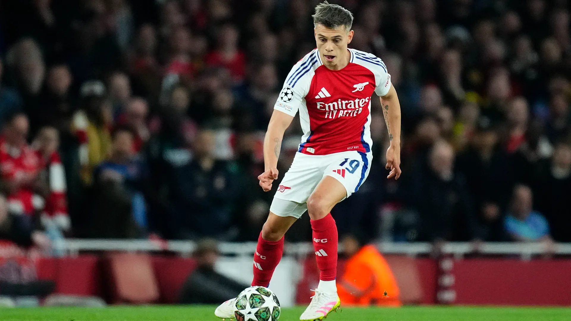 Dopo gli addii di Sané, Tel e Müller, e quello possibile di Coman, il Bayern Monaco ha urgente bisogno di rinforzarsi nel reparto offensivo, e Trossard potrebbe rivelarsi il giocatore giusto