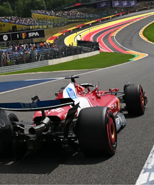 Charles Leclerc spunta alle spalle delle McLaren, male Lewis Hamilton