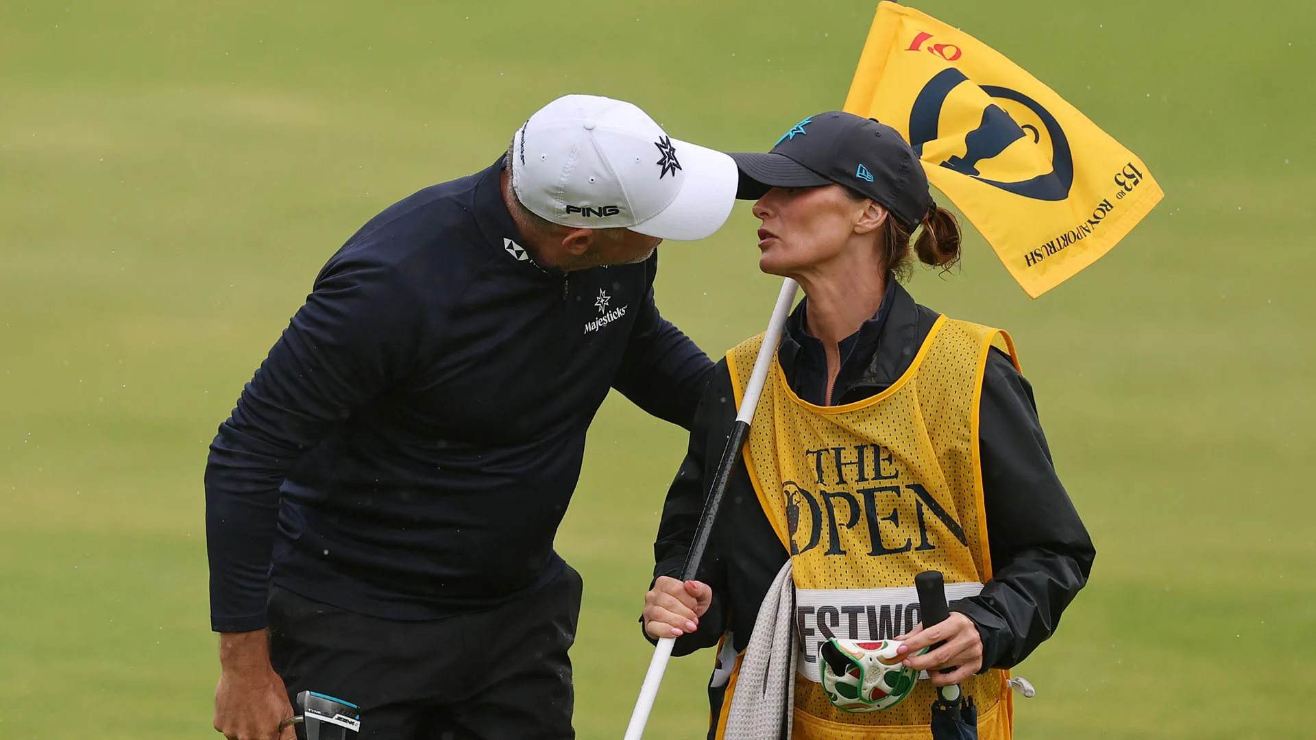 Tenerissimo bacio tra Lee Westwood e sua moglie, che è anche la sua caddie
