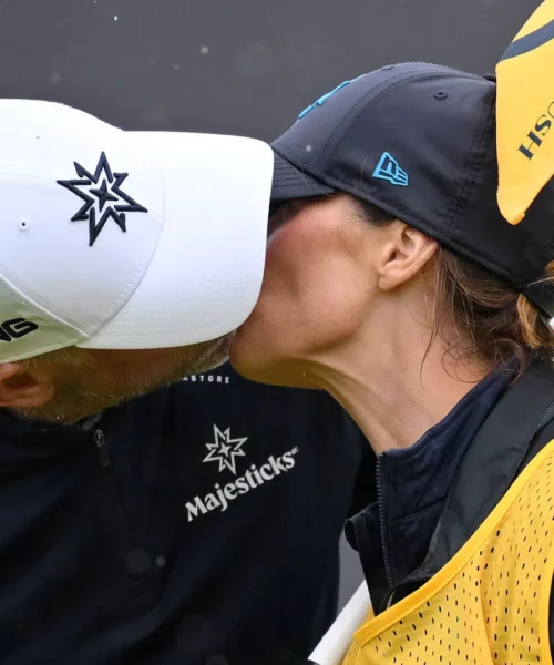 Bacio in campo, la scena conquista tutti: ecco le immagini