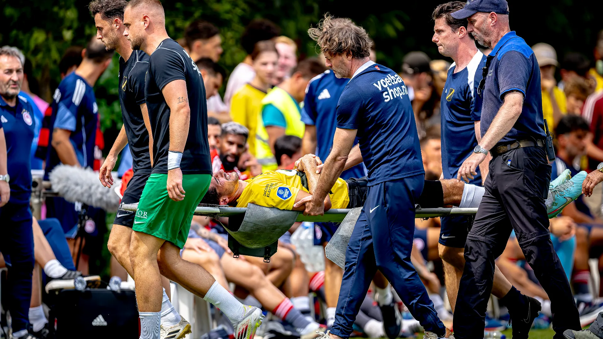 Leo Greiml del NAC Breda si è infortunato nell'amichevole contro l'Olympiacos
