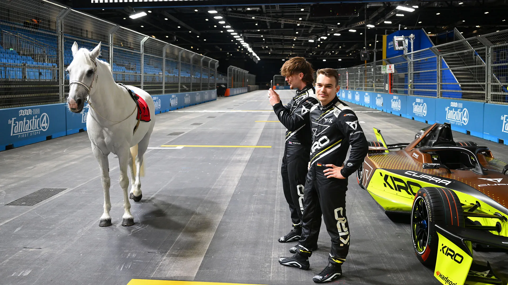 Le immagini dei piloti con il cavallo a fianco hanno fatto il giro del web
