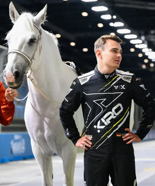C’è un cavallo in mezzo alla pista! Le bizzarre immagini dall’Inghilterra