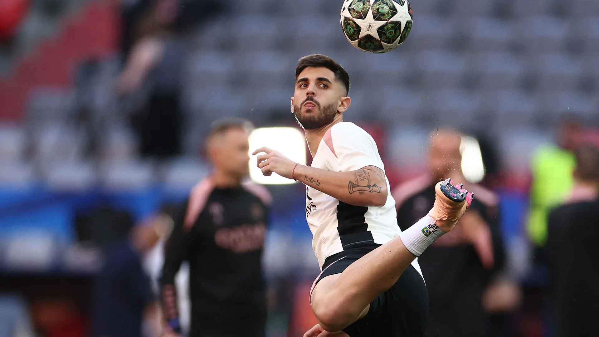 Al momento Beraldo è chiuso a Parigi da Marquinhos e Willian Pacho