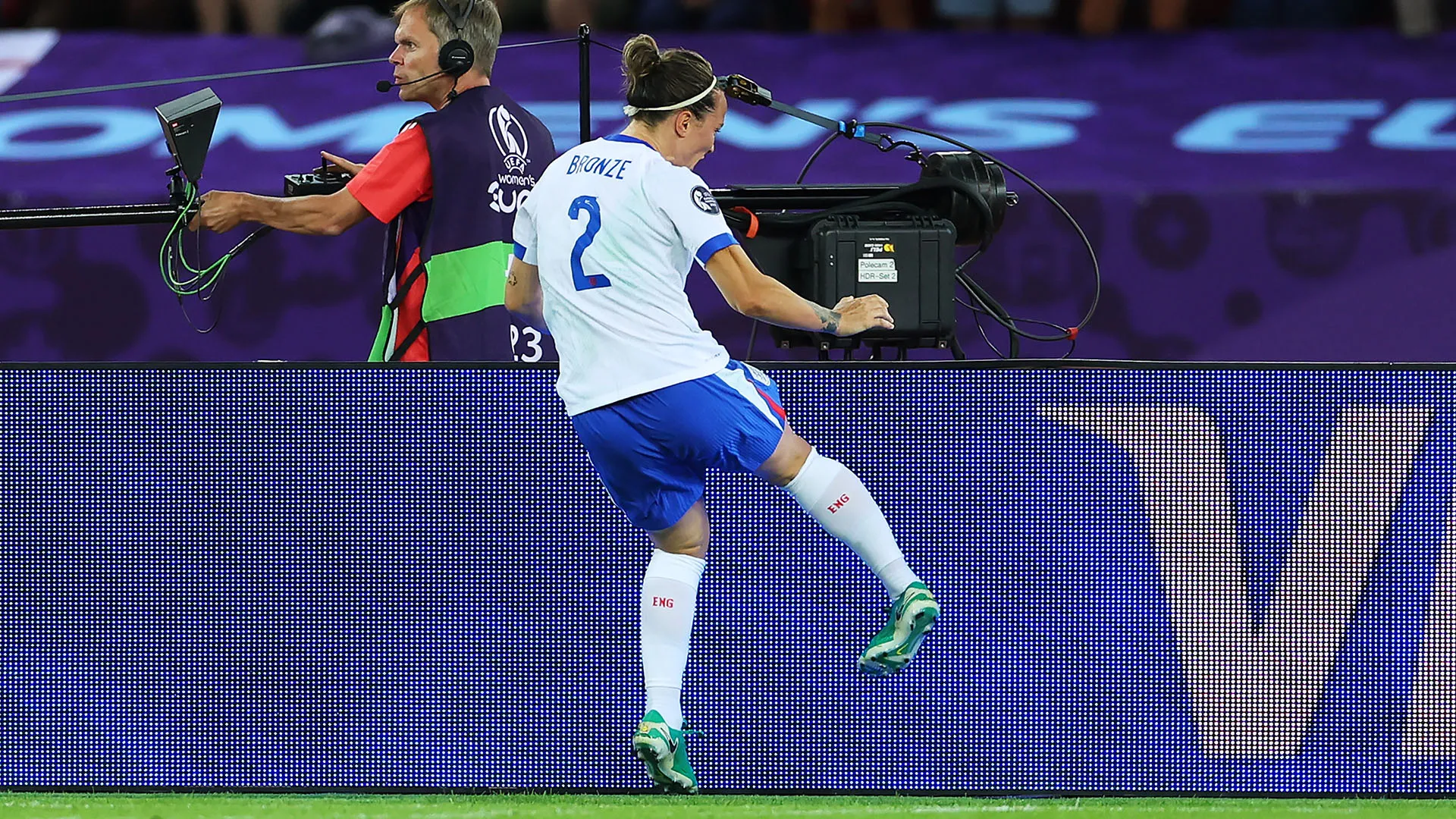 Gesto imprudente di Lucy Bronze dopo il gol contro la Svezia
