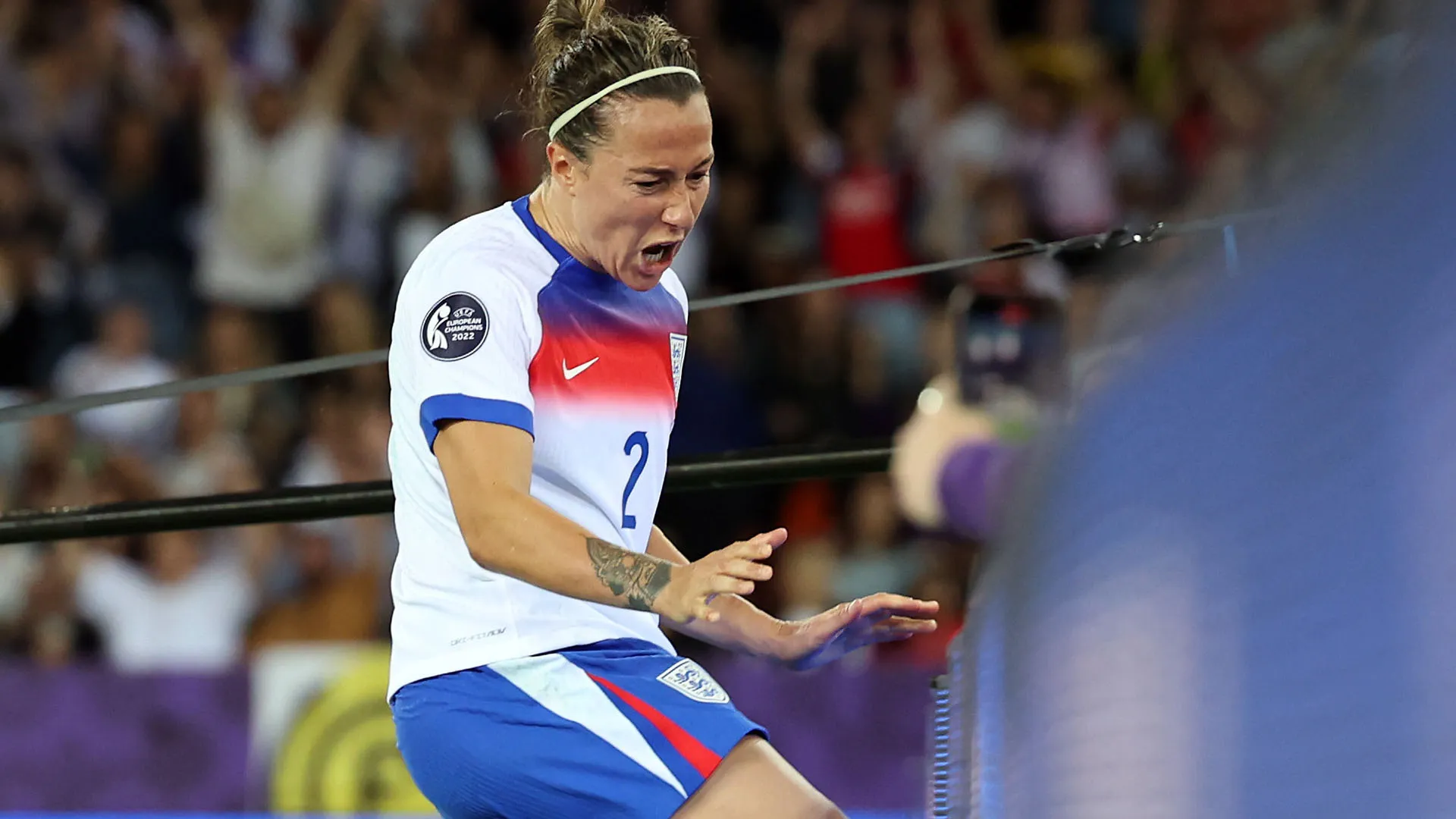 Lucy Bronze ha tirato un calcio al pannello rischiando di farsi malissimo
