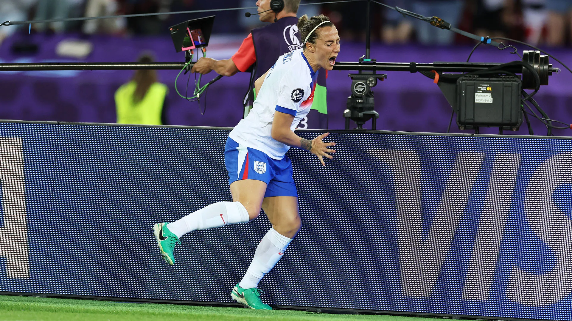 La campionessa ha segnato il primo gol con l'Inghilterra e poi si è diretta verso i cartelloni pubblicitari
