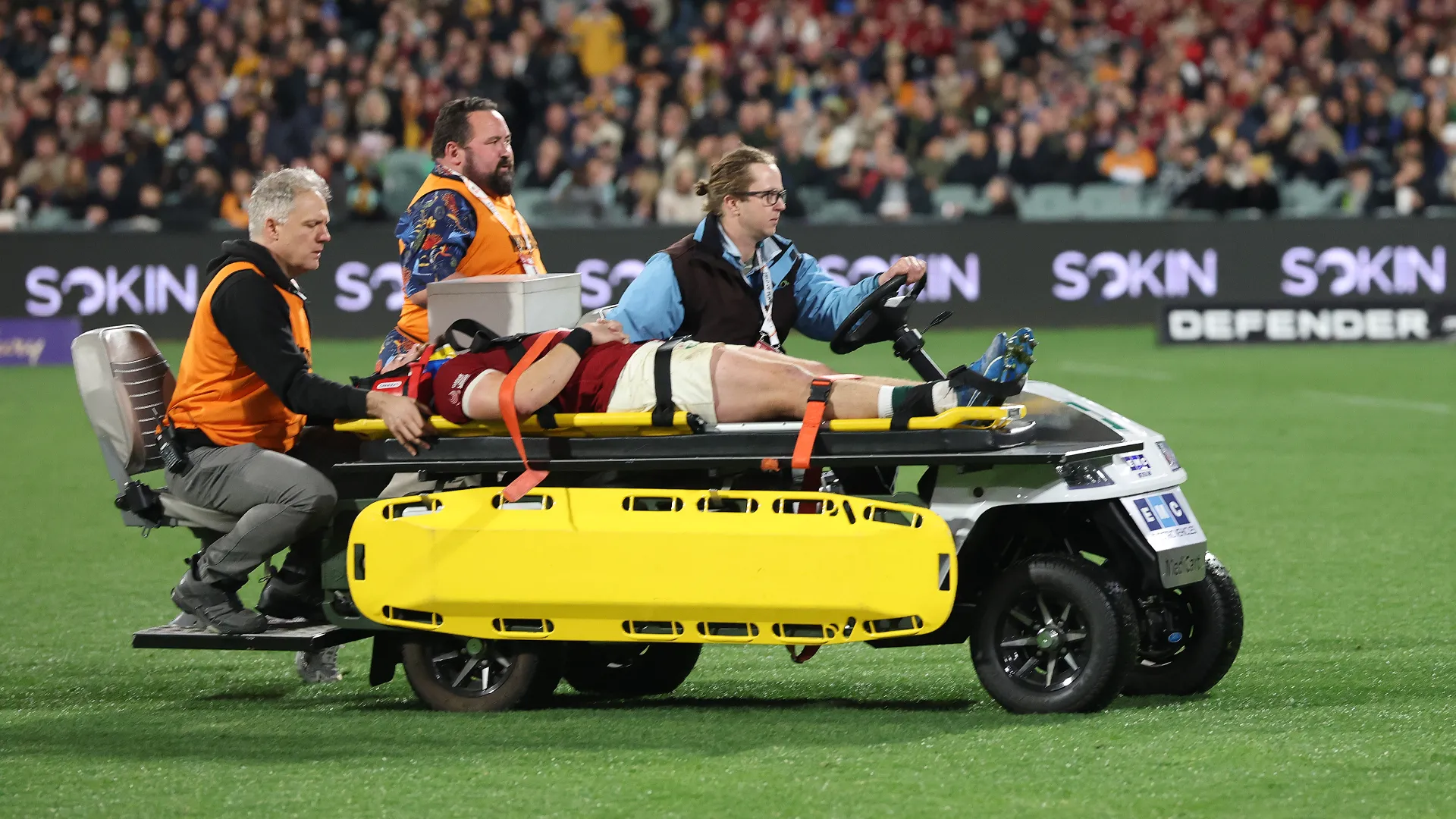Il campione è stato poi portato fuori dal campo sulla barella
