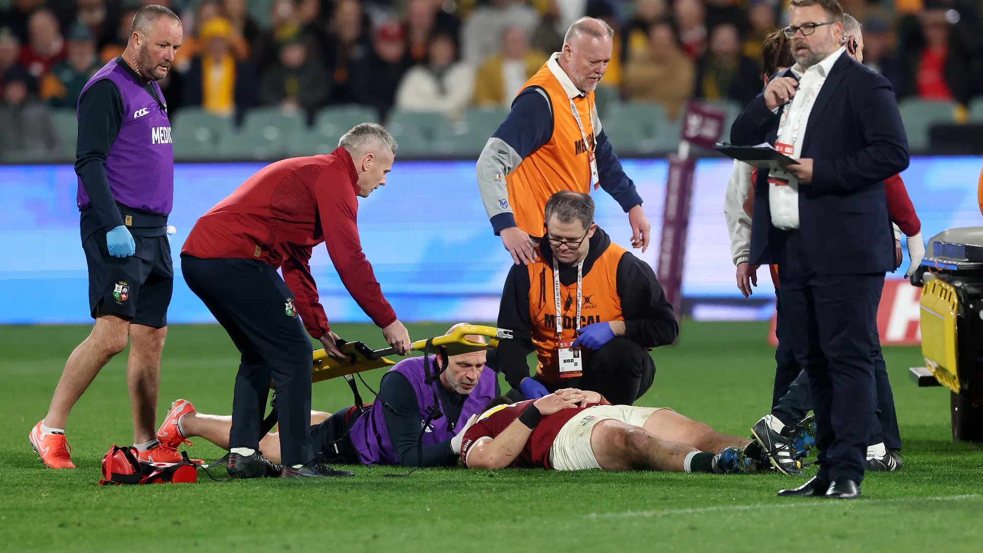 Luke Cowan-Dickie è stato immediatamente soccorso dallo staff medico
