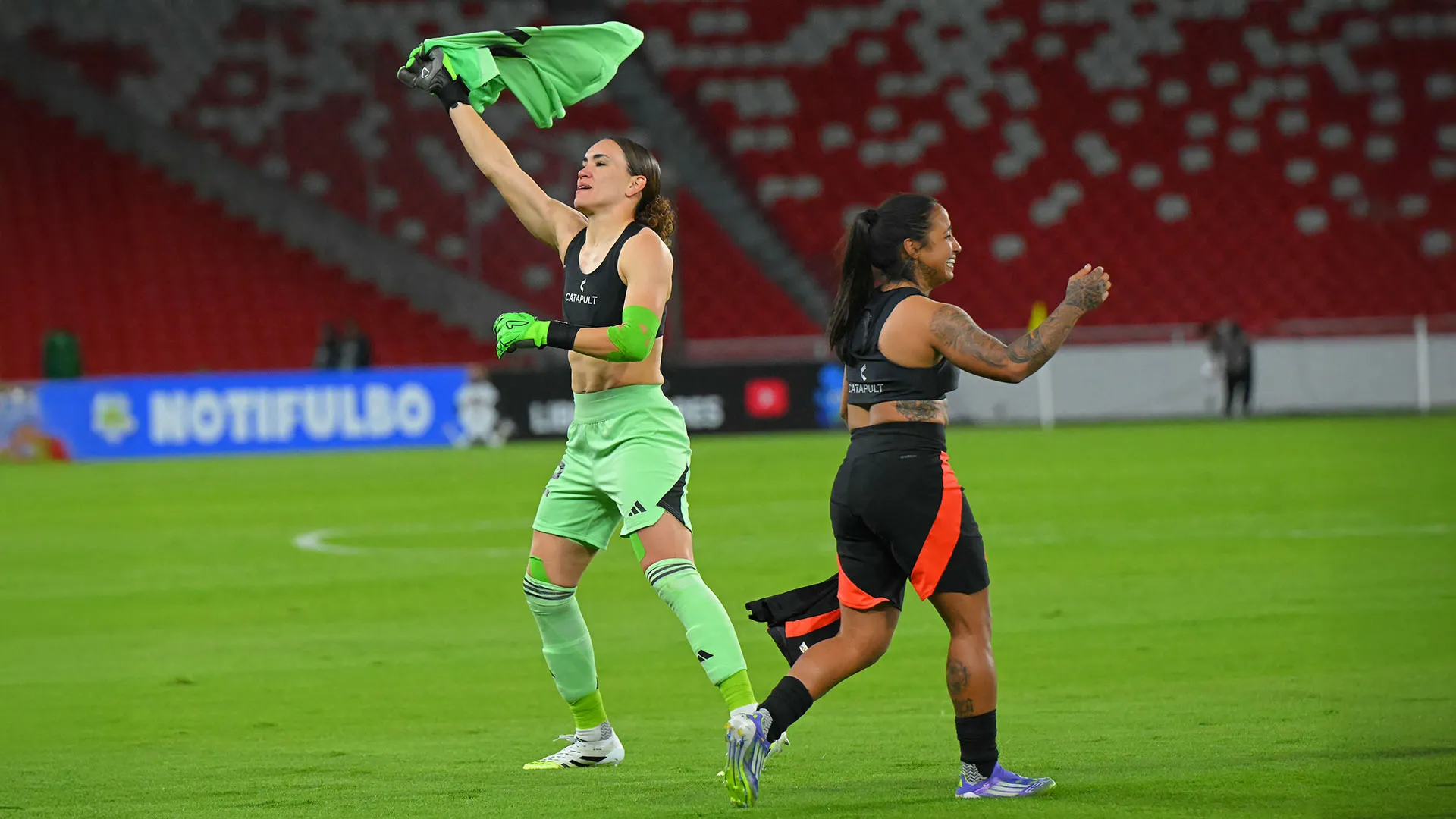 La stella del West Ham ha trascinato i suoi tifosi e ha intonato vari cori con loro
