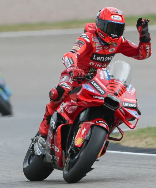 Sachsenring: Marc Marquez beffa Bezzecchi nella Sprint Race, Bagnaia flop