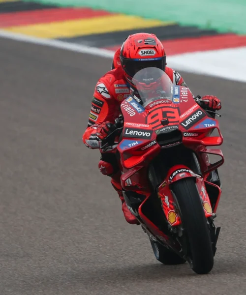 MotoGp, Sachsenring: pole per Marc Marquez, Bezzecchi in prima fila. Indietro Bagnaia