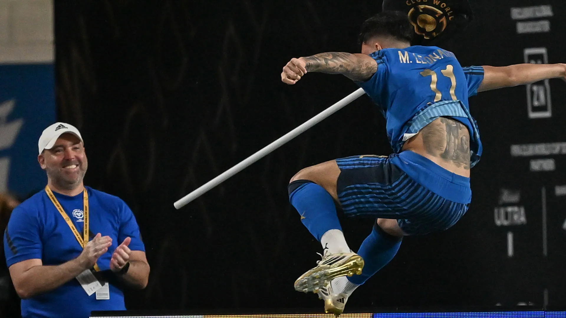 Segna e sfascia la bandierina: polemiche per il gesto del campione. Immagini