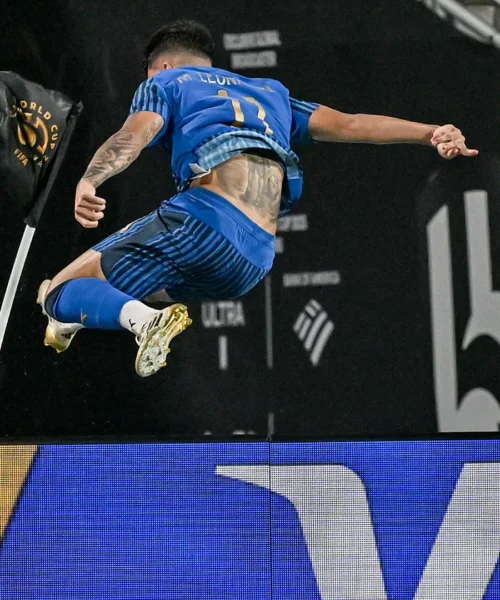 Segna e sfascia la bandierina: polemiche per il gesto del campione. Foto