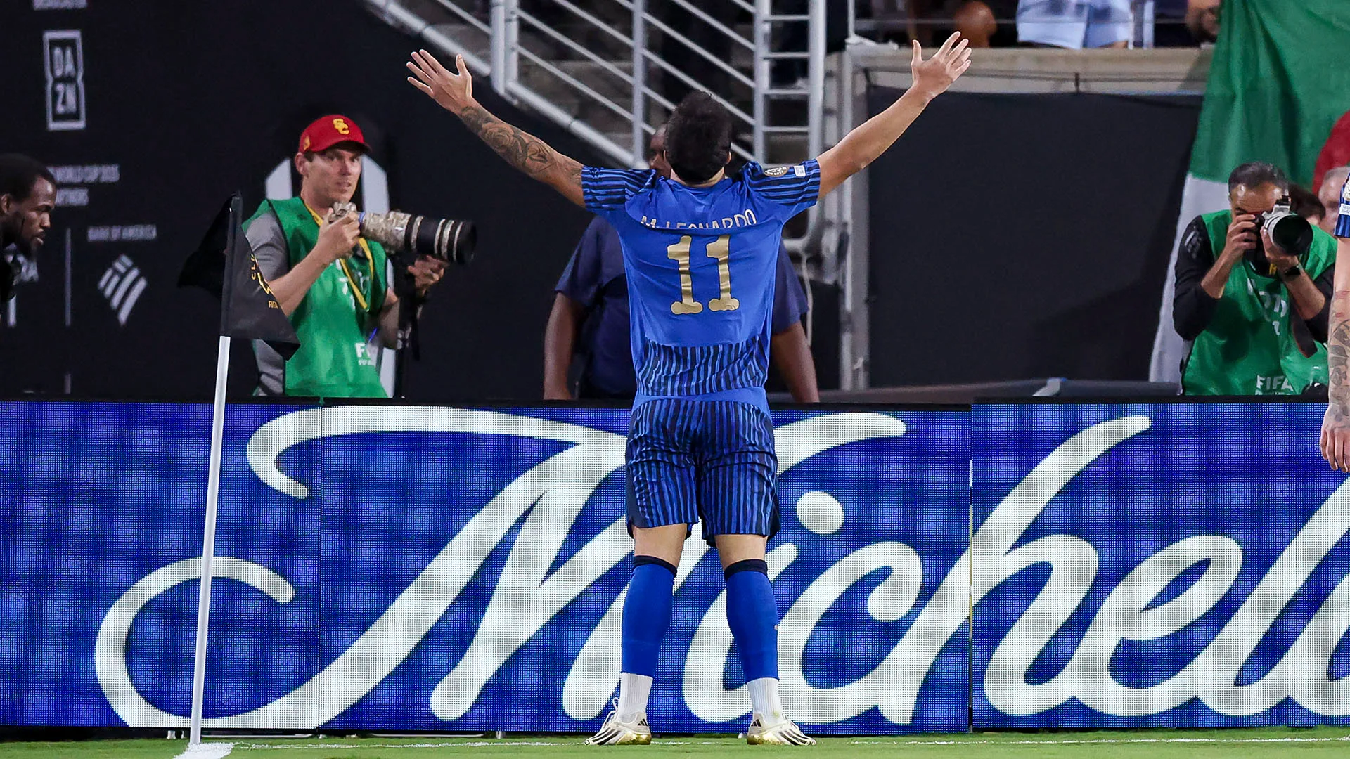 Dopo il gol, il campione ha calciato l'asta della bandierina