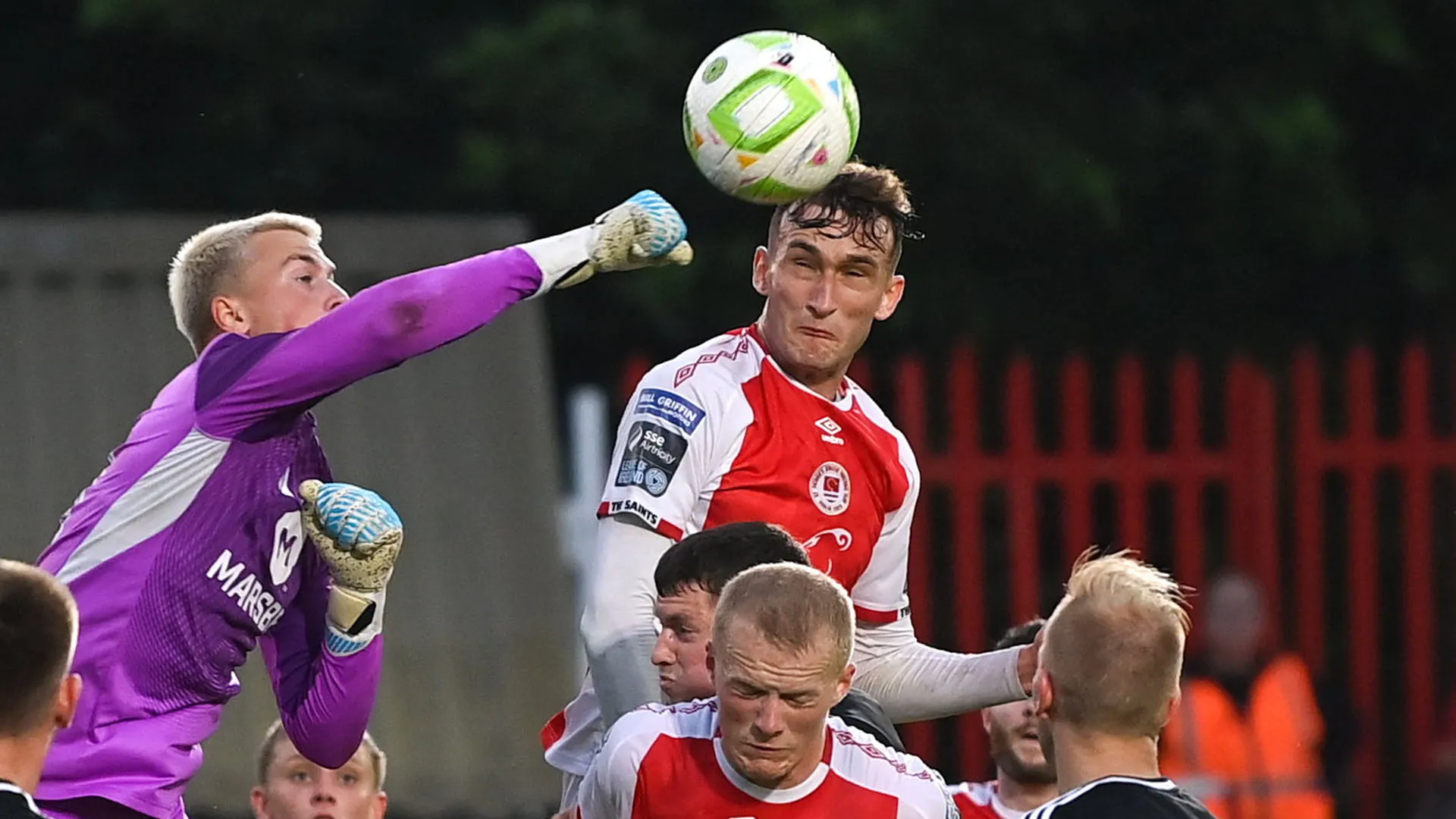 Mason Melia ha ricevuto un involontario pugno in faccia dal portiere avversario