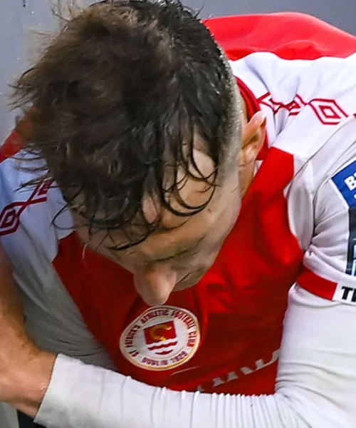 Tremendo pugno in faccia, grande spavento per il campione. Foto