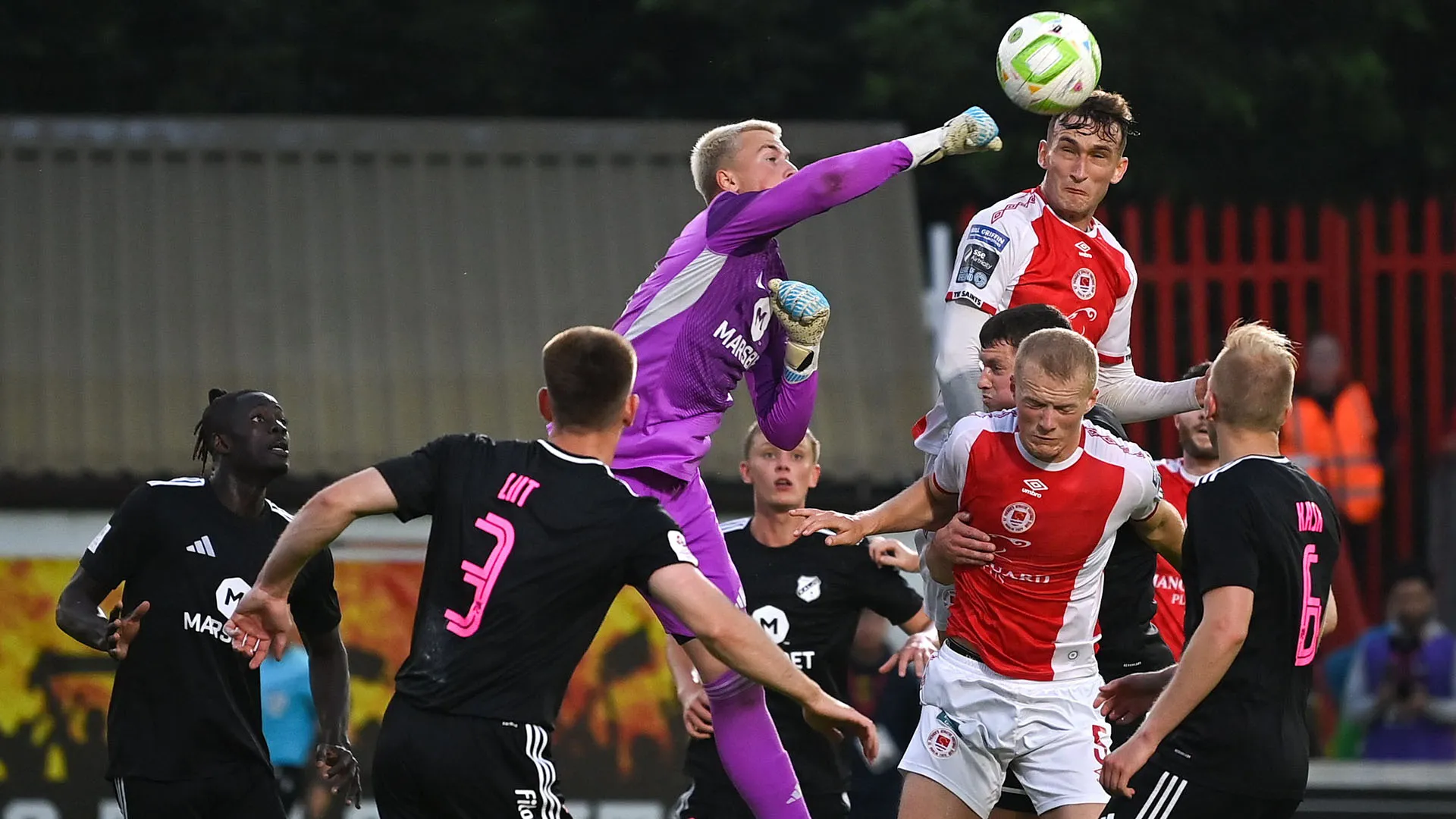 Attimi di terrore durante la sfida di Champions League tra St Patrick's Athletic e Nomme Kalju