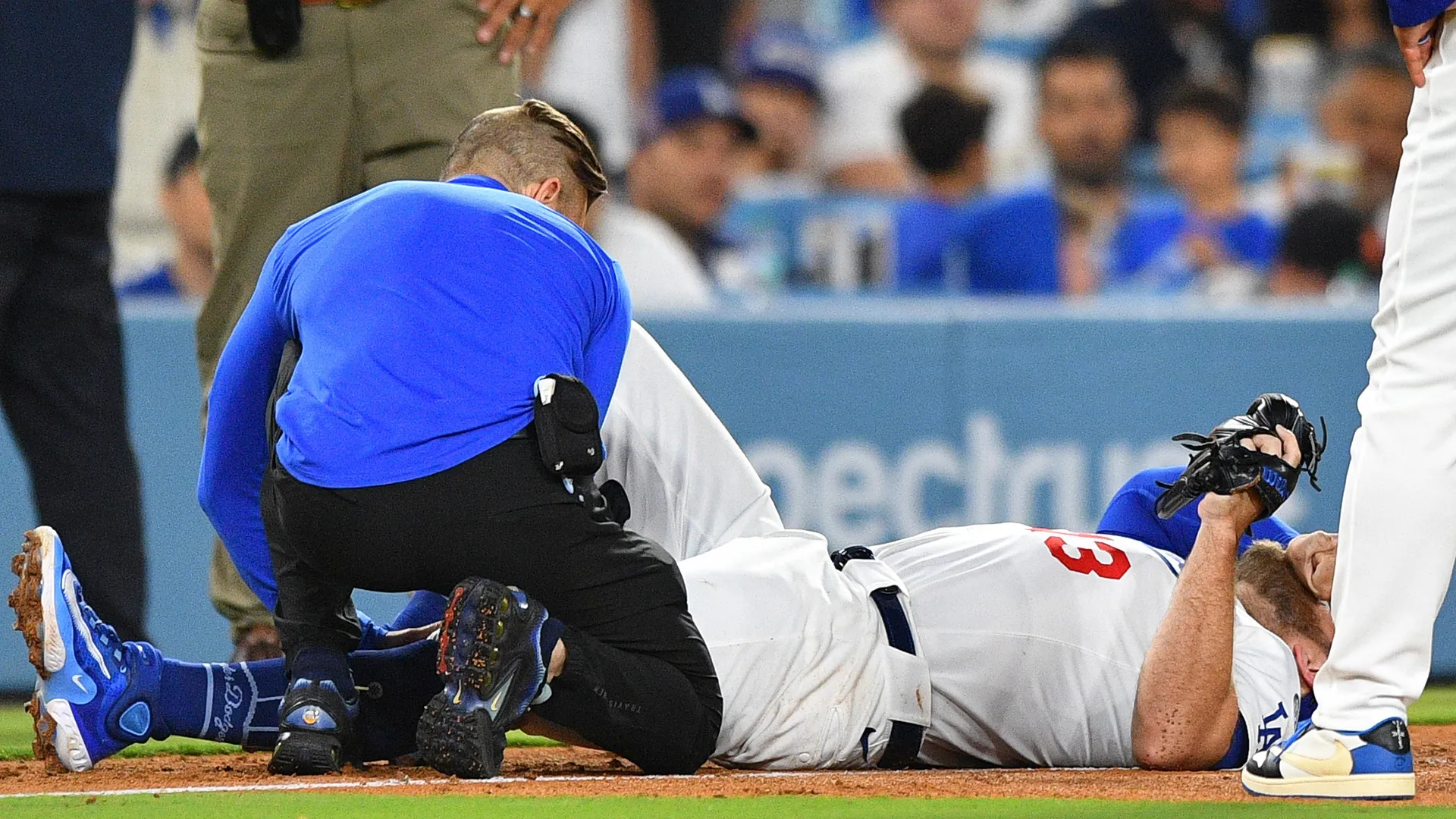 Il pubblico ha applaudito Max Muncy mentre veniva medicato