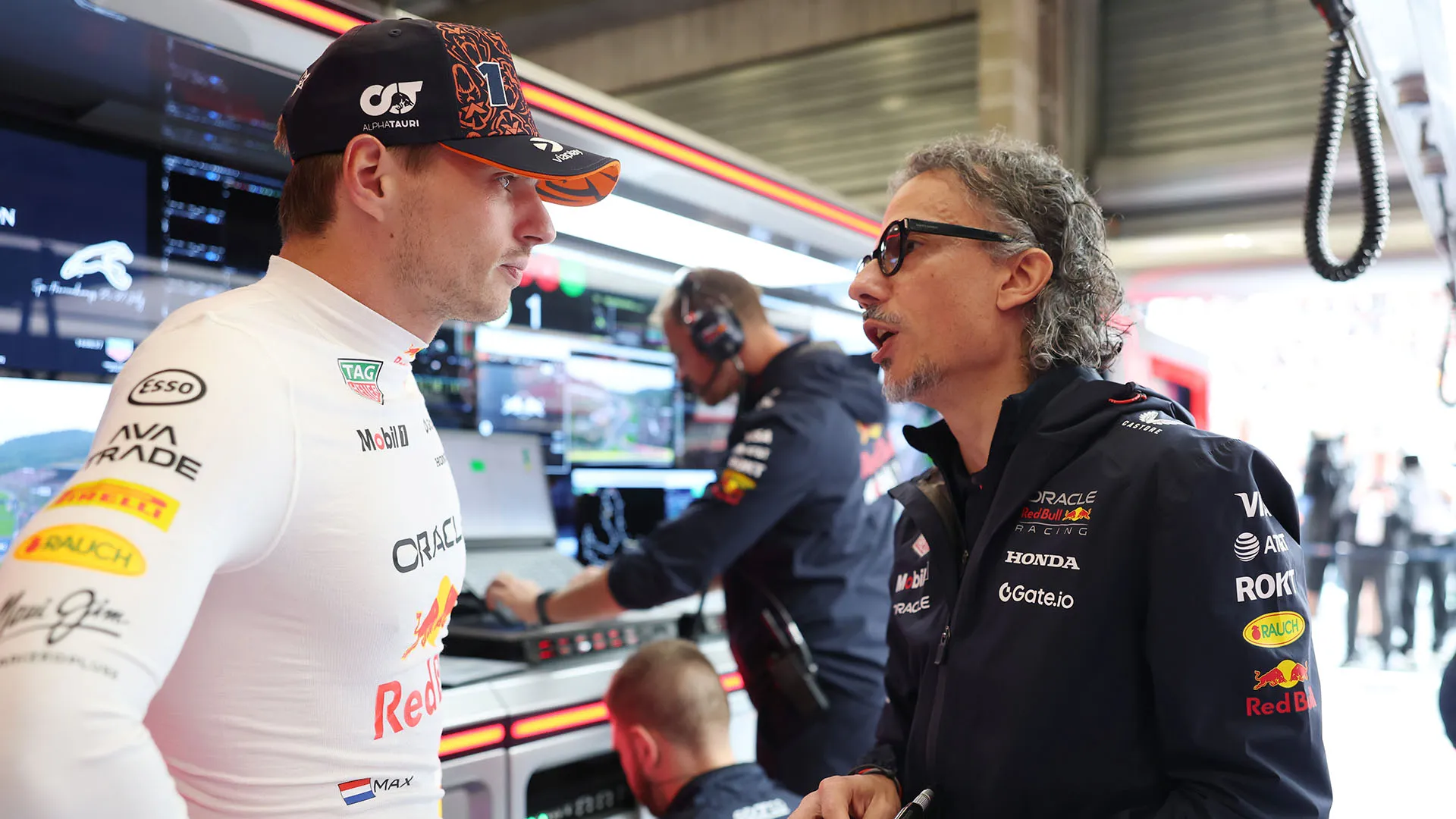 Nel 2026 avverrà il cambio di regolamenti, e Verstappen ha deciso di cautelarsi e di restare in Red Bull, per valutare poi come muoversi nel 2027