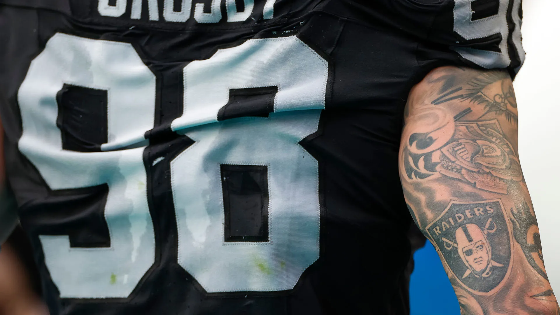 Ha anche tatuato il logo della sua squadra, i Las Vegas Raiders