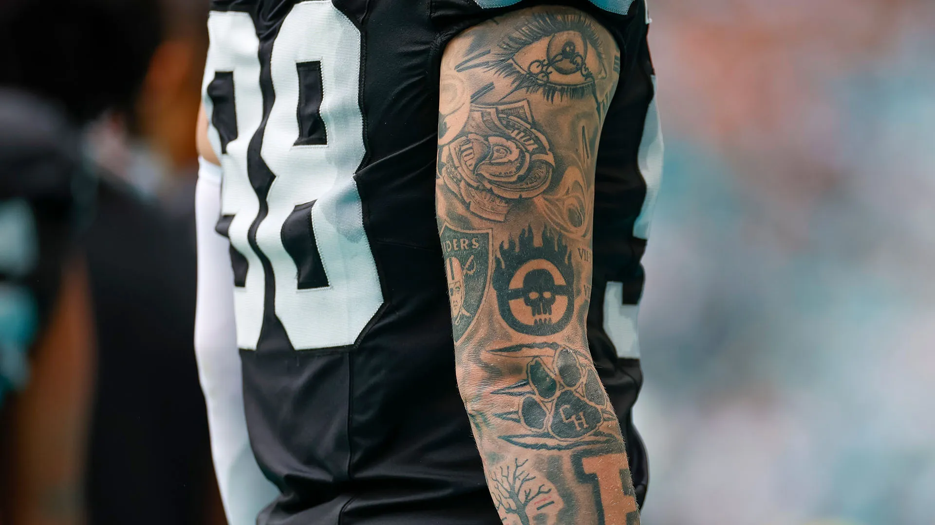 Anche il braccio destro di Maxx Crosby è totalmente coperto da tatuaggi