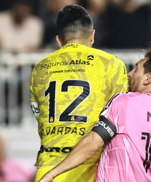 Che botta per Lionel Messi! Le immagini dello scontro con il portiere
