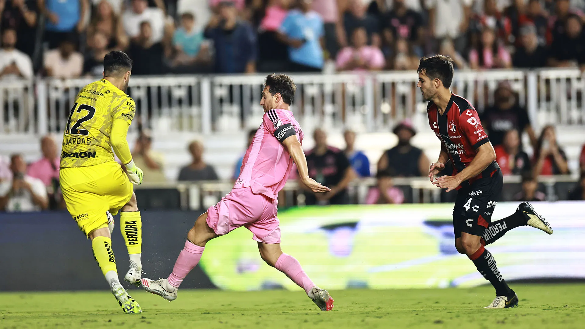Camilo Vargas è uscito nel tentativo di respingere il pallone