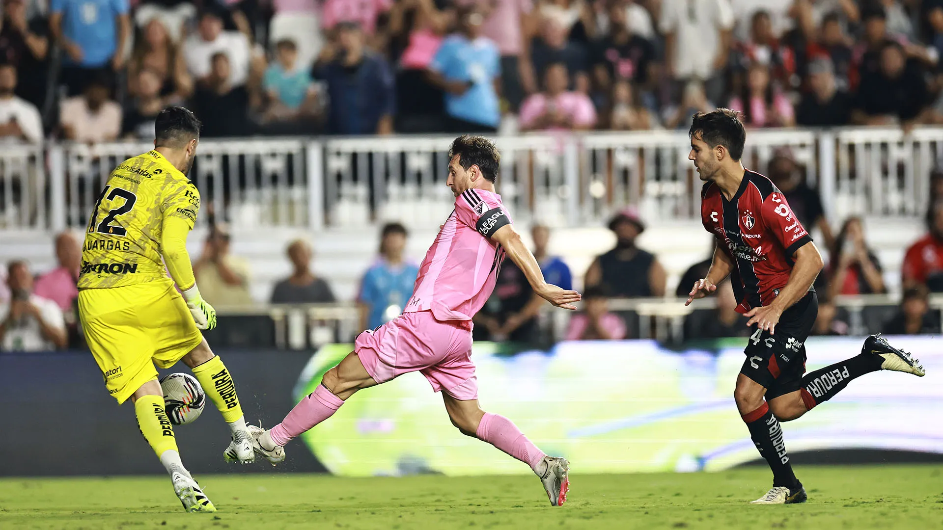 Protagonista Lionel Messi, che stava cercando di intercettare un lancio lungo...