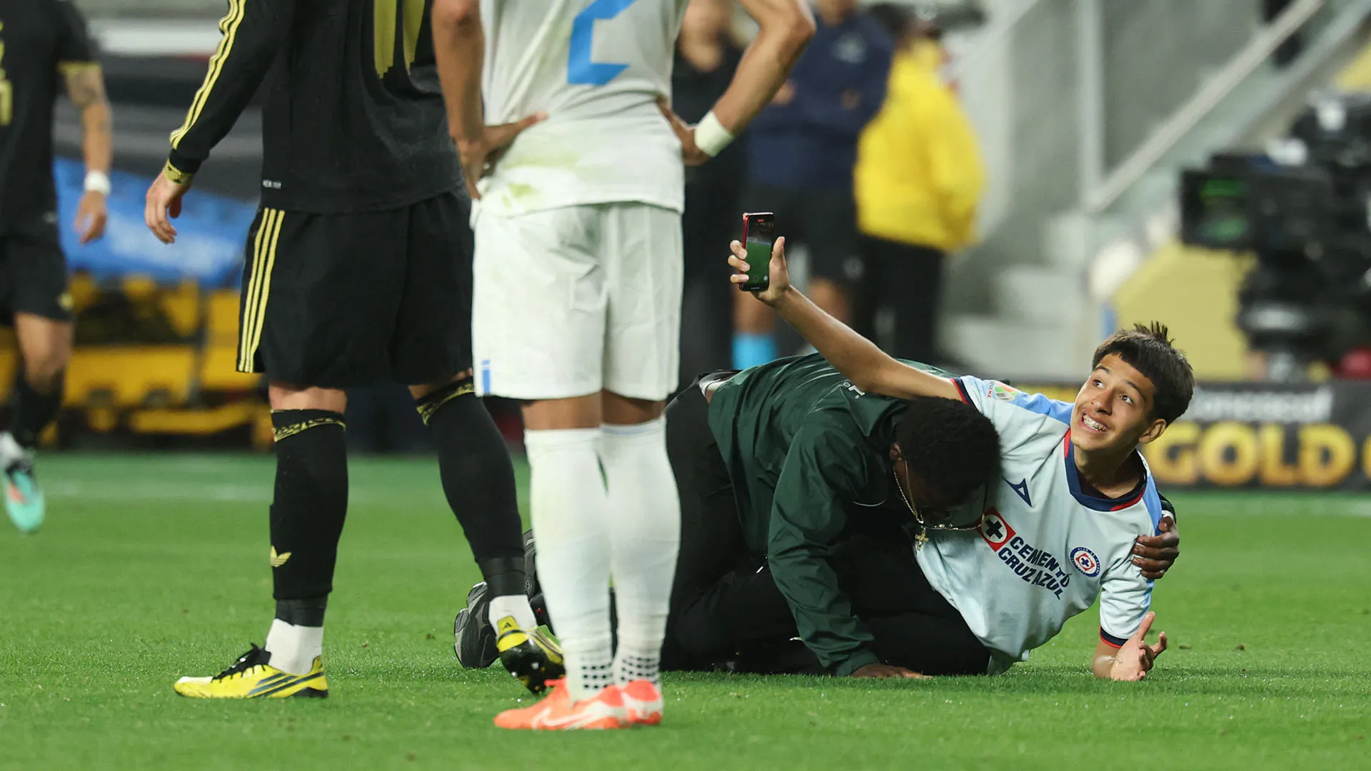 Durante la partita ci sono state anche diverse invasioni di campo
