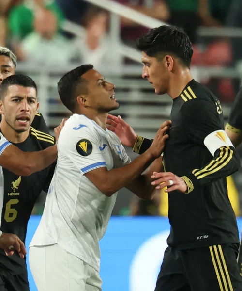 Devono tenerlo! Scene folli durante Messico-Honduras, le immagini