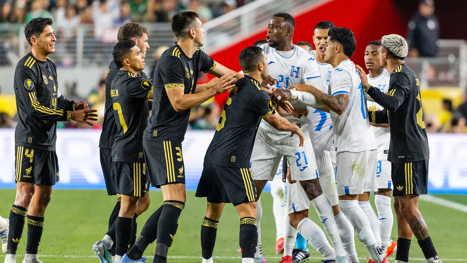 Devono tenerlo! Scene folli durante Messico-Honduras
