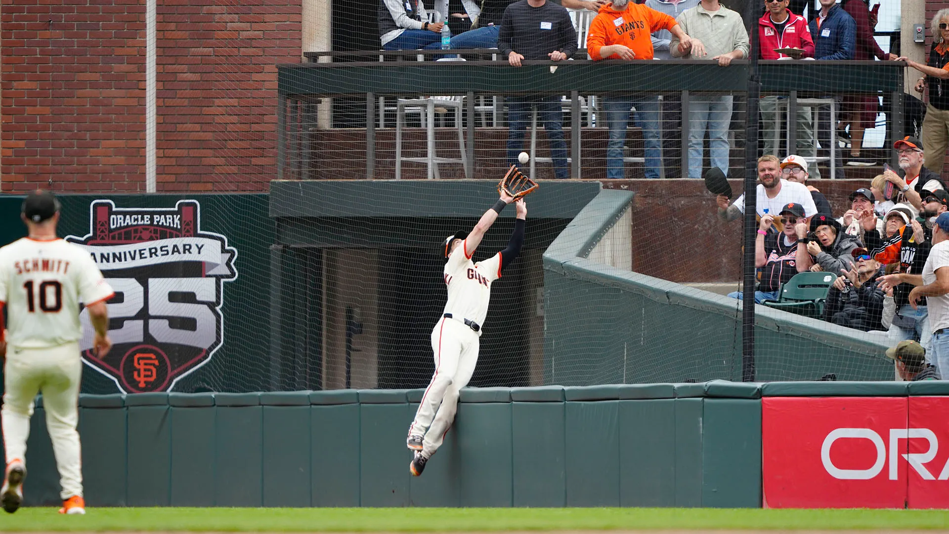 All'inizio dell'ottavo inning, Mike Yastrzemski è saltato oltre il muro per prendere la palla