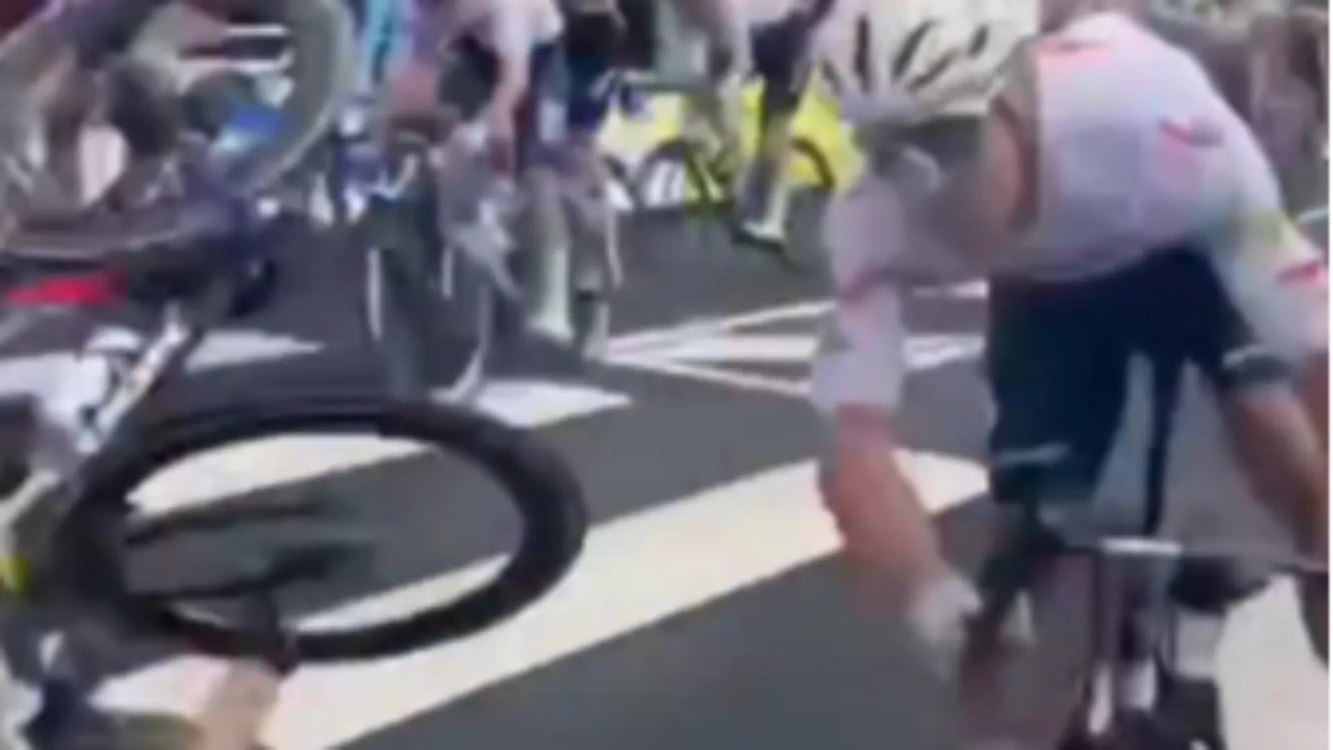 Ha perso il controllo della bicicletta e si è schiantato contro le barriere a lato del tracciato
