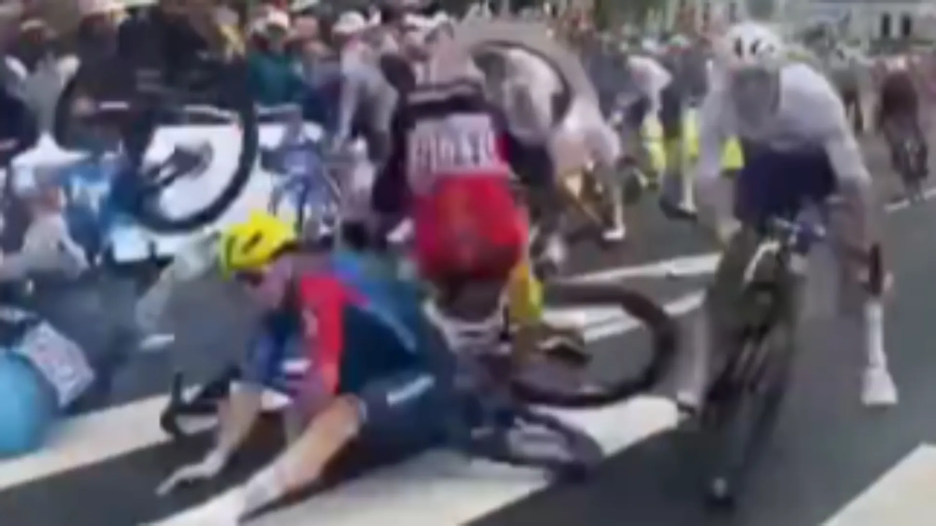Il ciclista è scivolato negli ultimi metri della terza tappa della 112a edizione del Tour de France

