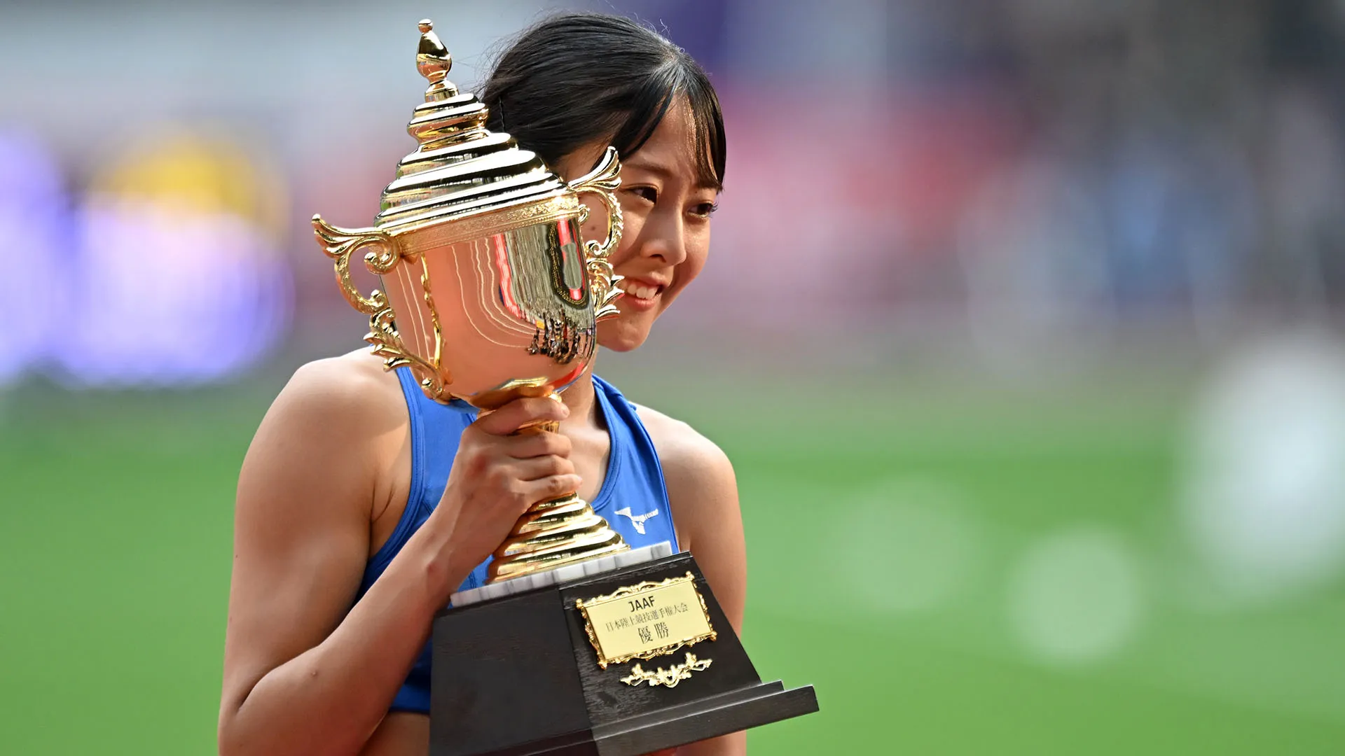 In posa con il trofeo: complimenti a Mitsuki Kobayashi
