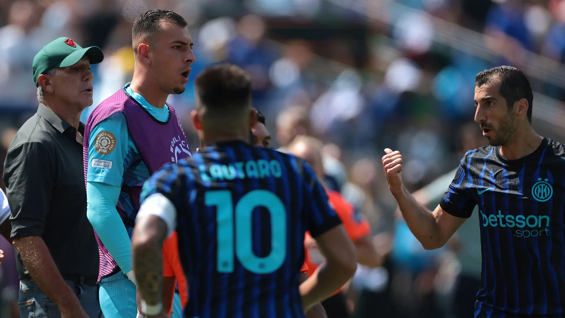 Sono dovuti intervenire altri calciatori a separare i due per evitare che la situazione degenerasse
