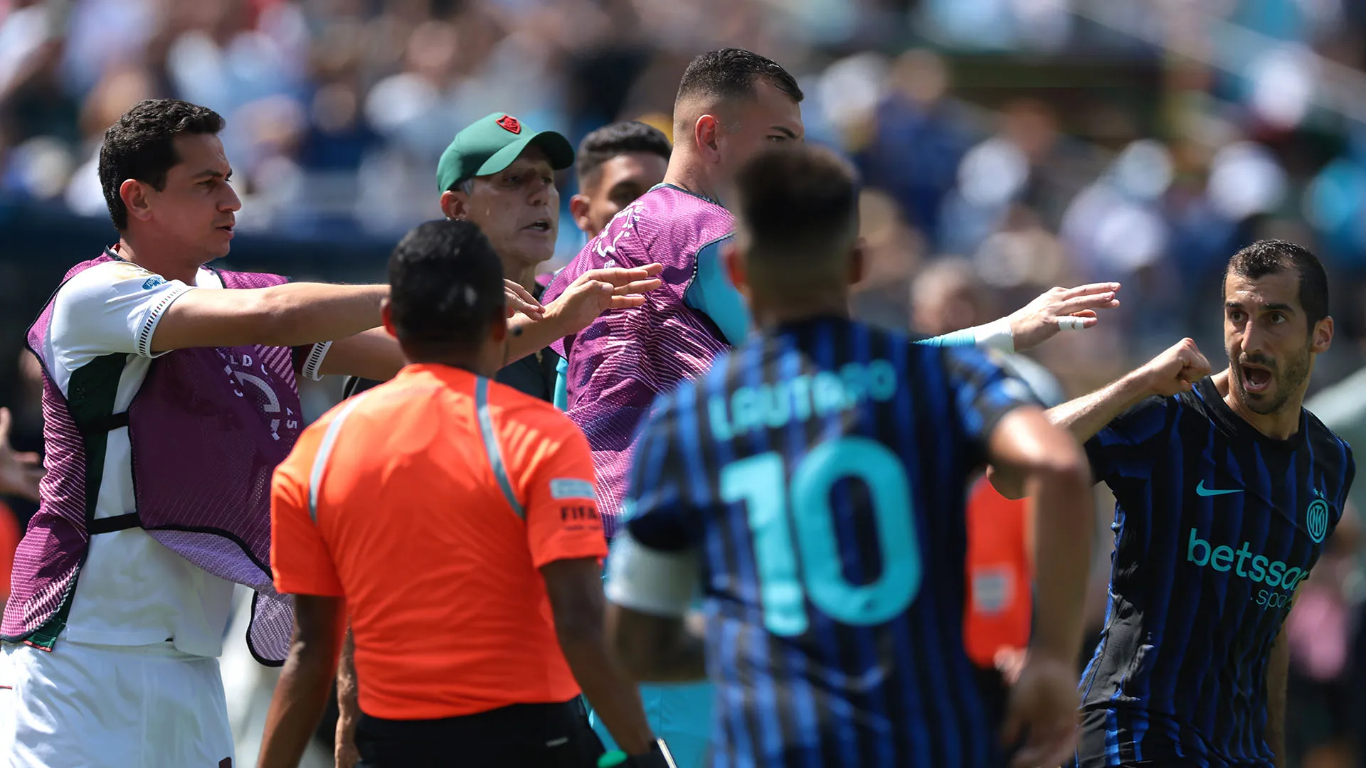 Sono serviti diversi minuti per riportare la pace in campo