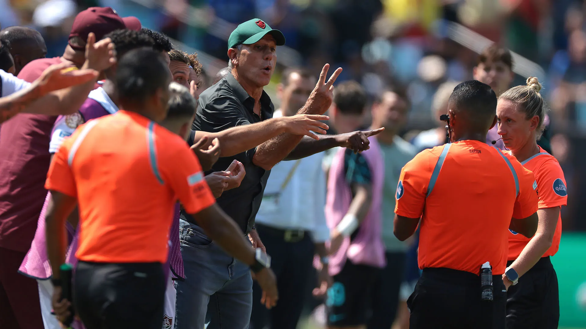 L'allenatore del Fluminense ha allontanato un pallone che era uscito in fallo laterale