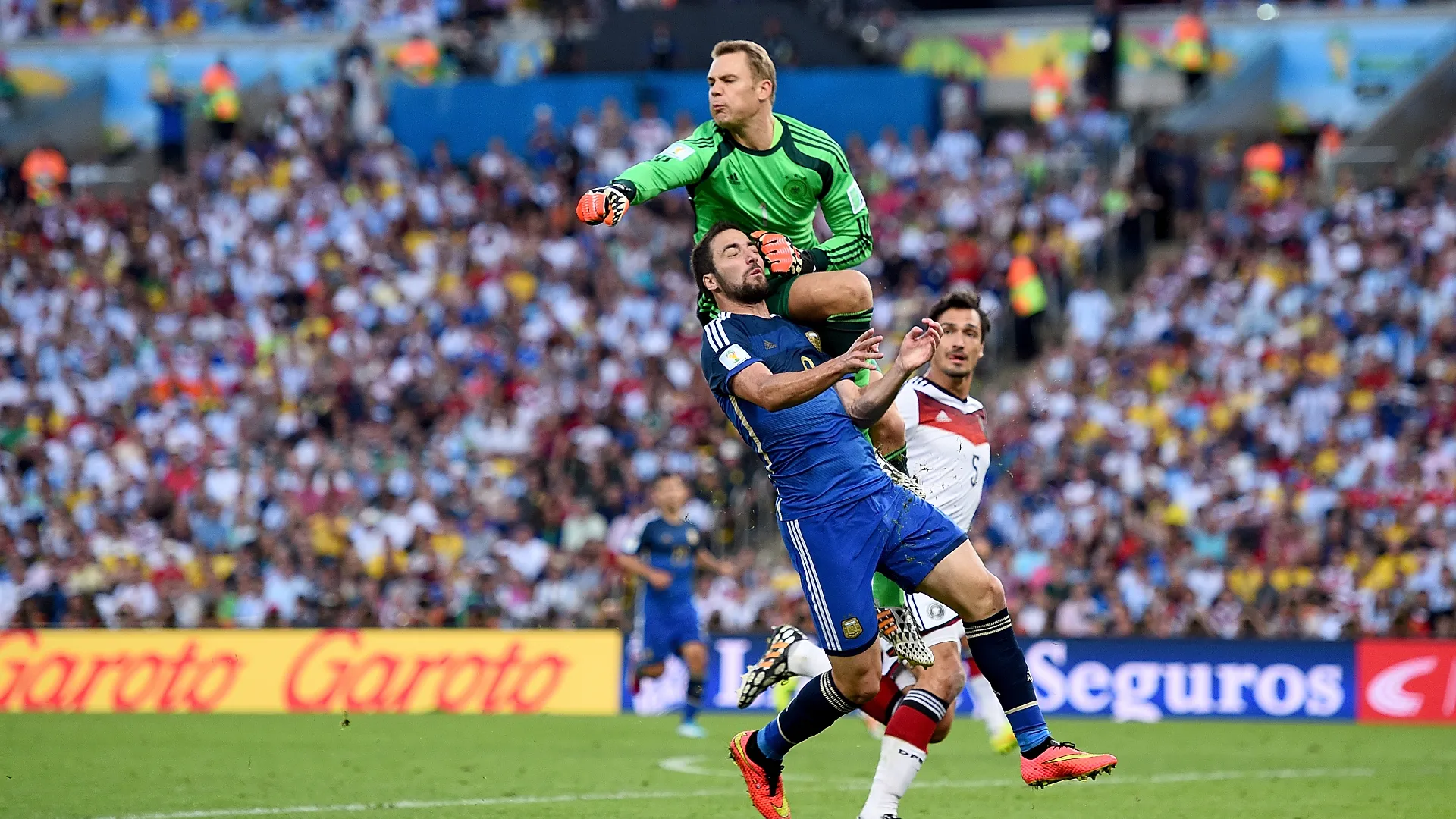 Durante la finale del Mondiale 2014, Neuer si scontrò con Gonzalo Higuain
