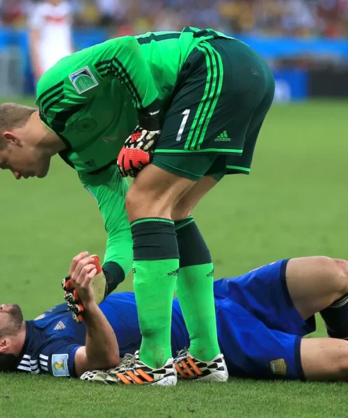Manuel Neuer sotto attacco: i fan di Donnarumma gli ricordano un episodio. Foto