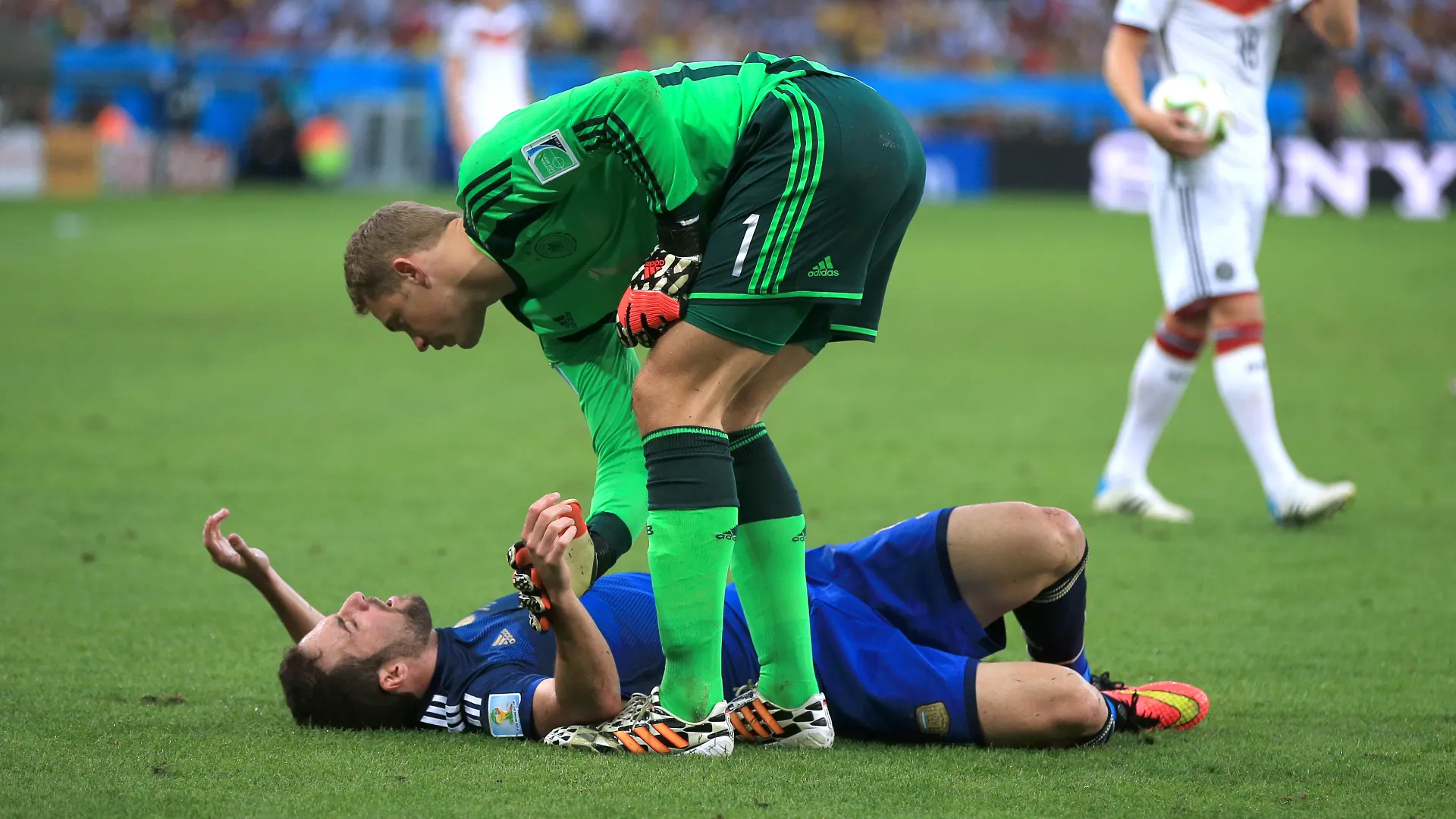 Manuel Neuer sotto attacco: i fan di Donnarumma gli ricordano un episodio. Foto