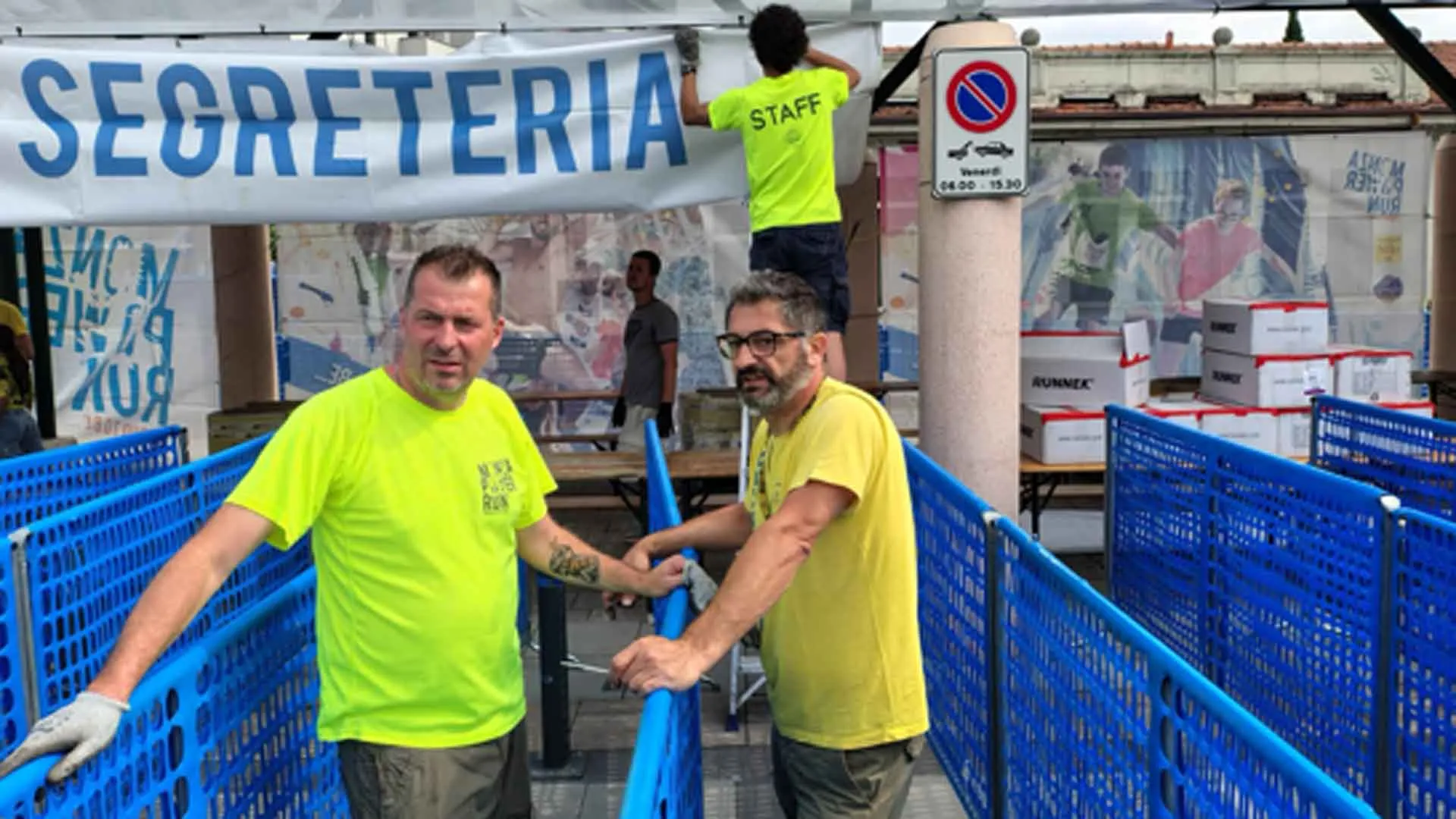 Due tra i volontari più noti si consultano ideando nuove strategie... elettriche