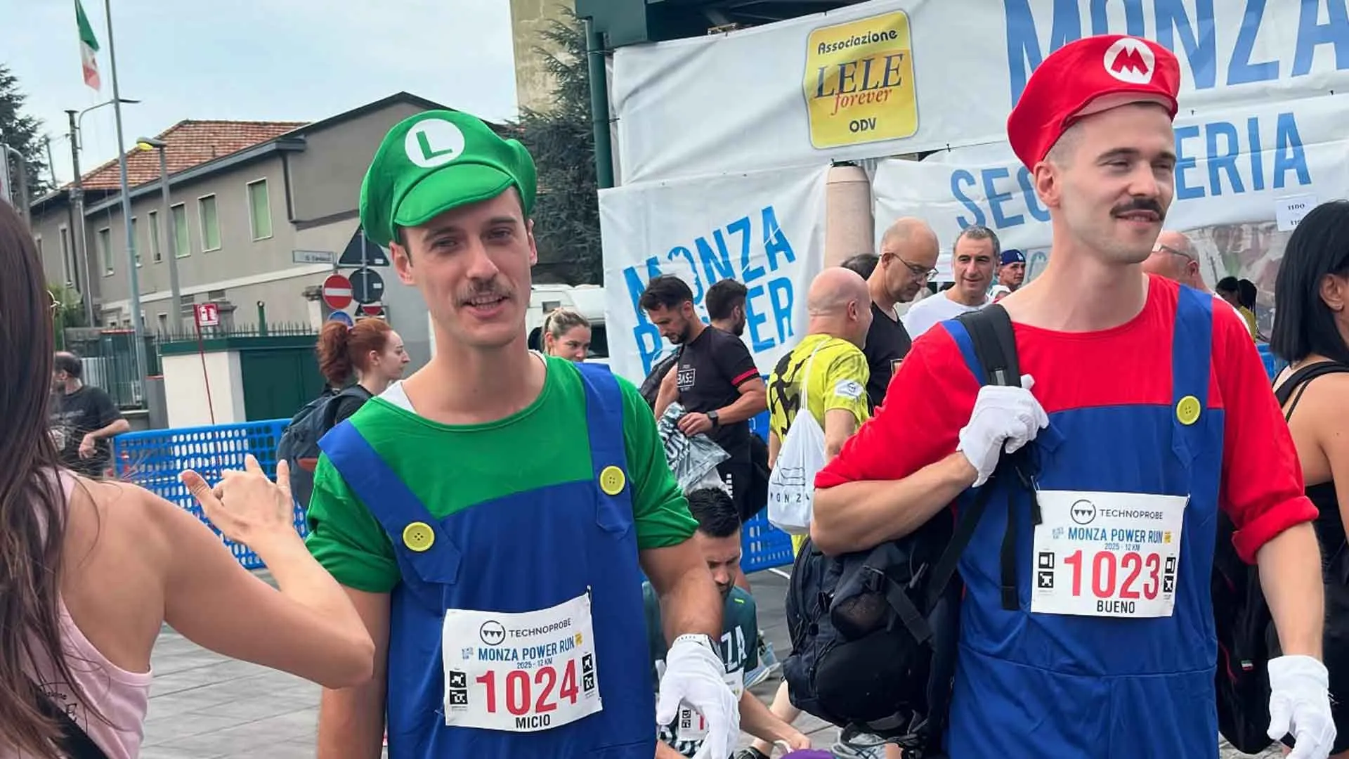 In molti si sono presentati abbigliati goliardicamente... 