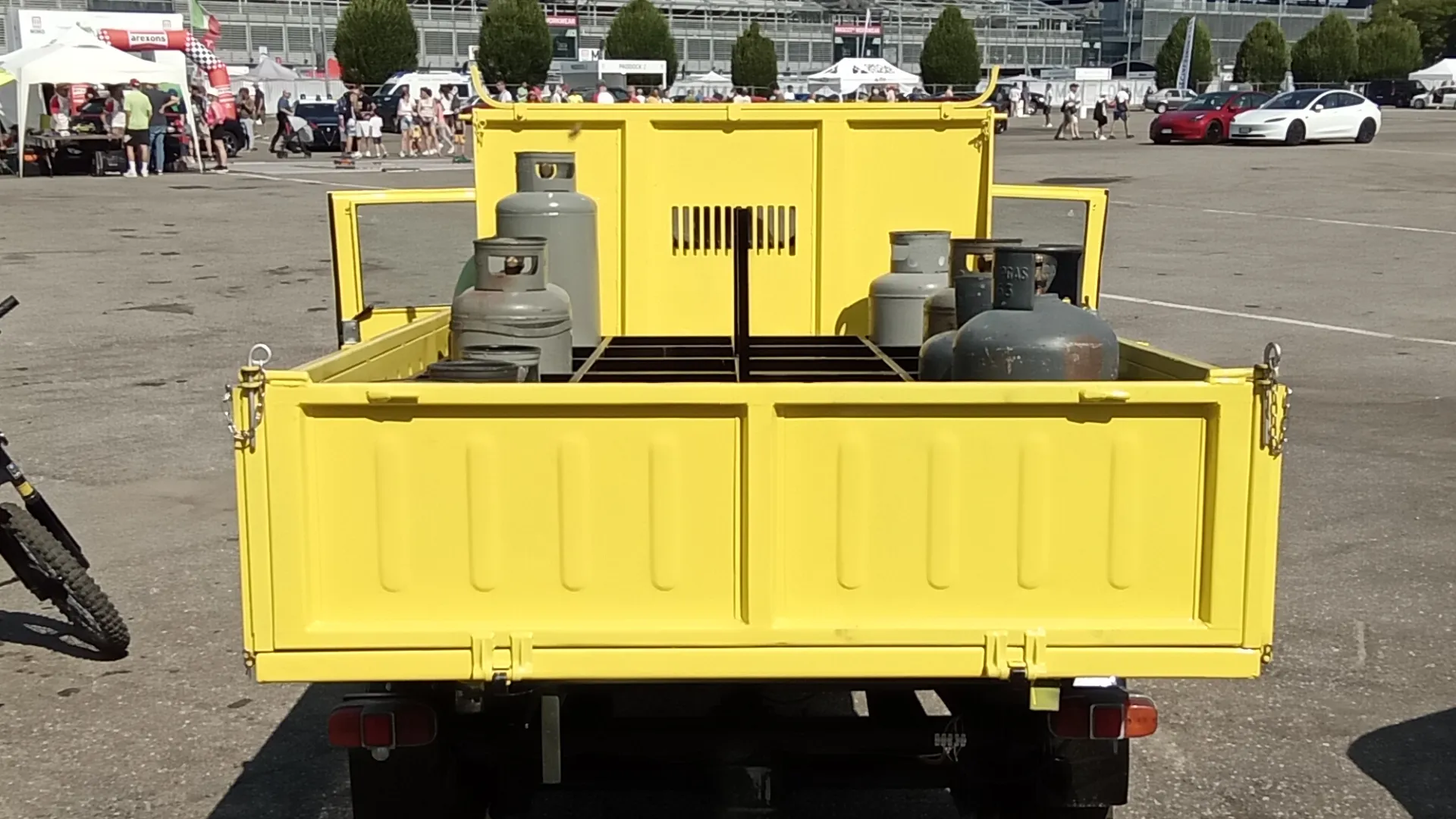 Fino al 1960 disponibile con cabina montata sopra il veicolo, ma con guida scomoda.