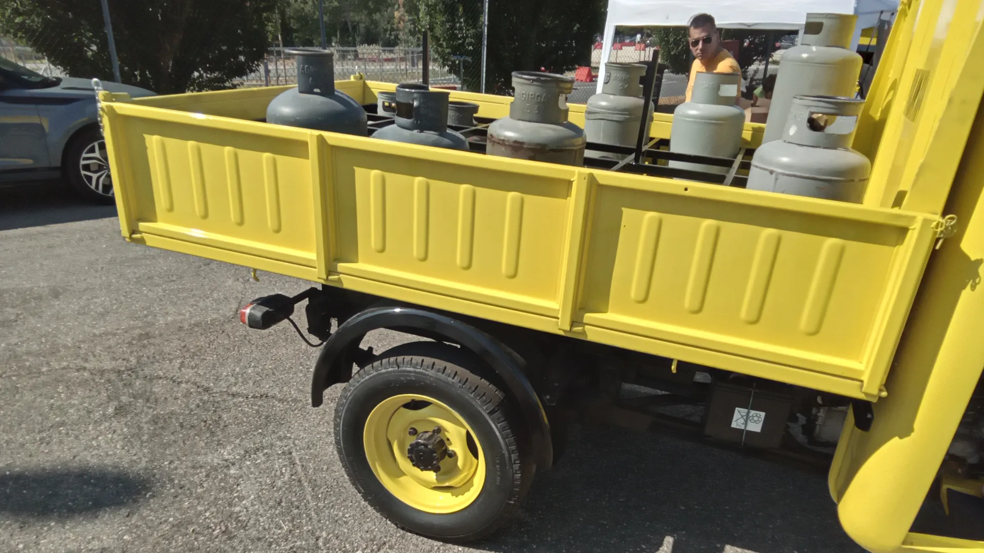 La cabina amplifica il rumore del motore e lascia penetrare acqua e fango nell'abitacolo.